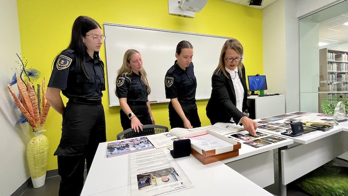 Rachelle Caron enseigne à des étudiantes en technique policières.