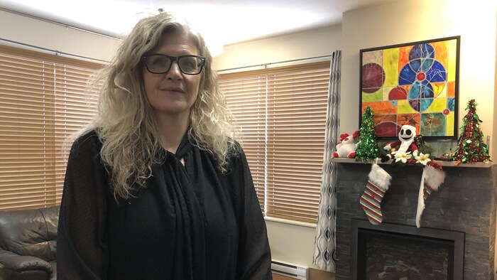 Annie Laviolette pose dans un salon.