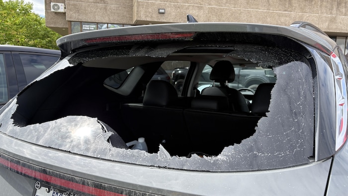 La vitre d'un véhicule fracassée.