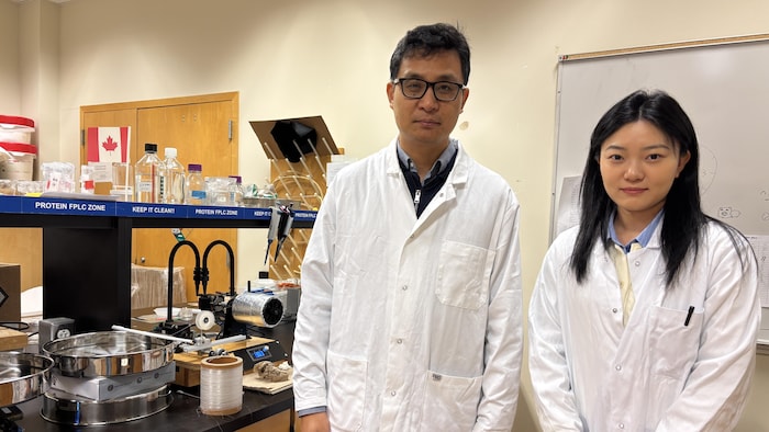 Feng Jiang et Huayu Liu, debout dans leur laboratoire.