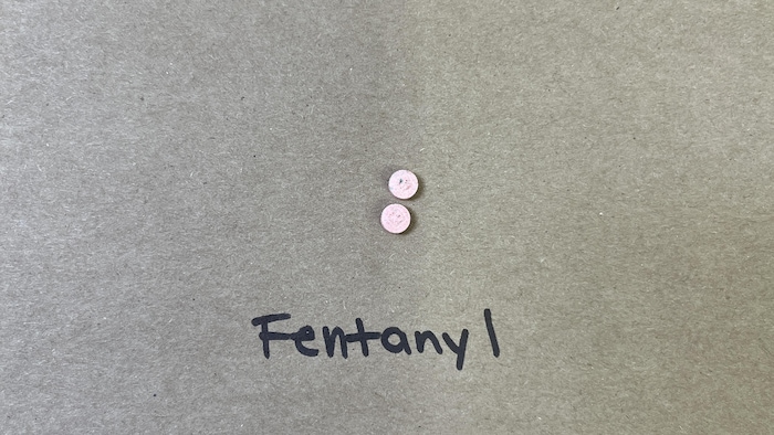 Le fentanyl vient en différentes couleurs, parfois en poudre, parfois en comprimés. 
