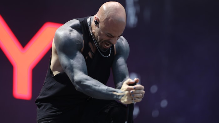 Le chanteur de Daughtry sur scène.