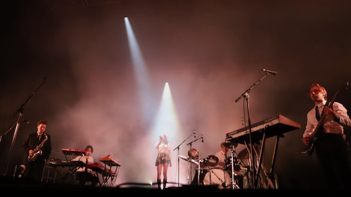 Pour son spectacle sur la scène de l'Assemblée nationale au Festival d'été, Ariane Roy était entouré de son groupe de tournée additionné de trois choristes et du multi-instrumentiste, Félix Petit.