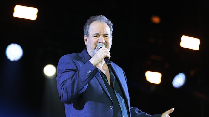 Paul Piché sur scène, micro dans les mains.