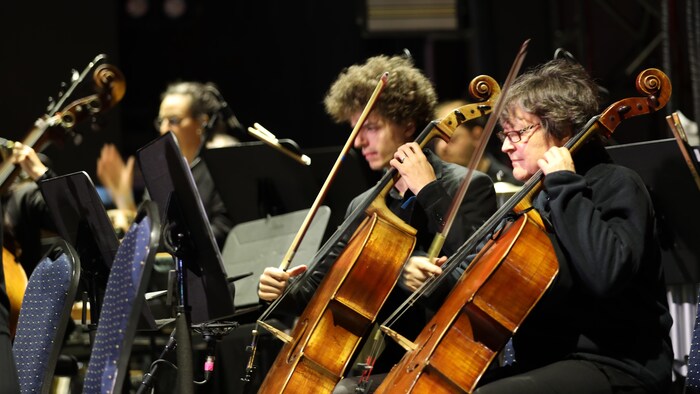 Deux musiciens en gros plans.