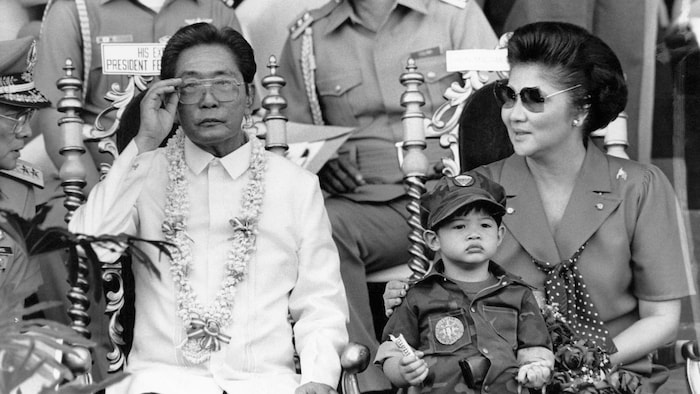 Une photo en noir et blanc de la famille Marcos lors d'un événement officiel