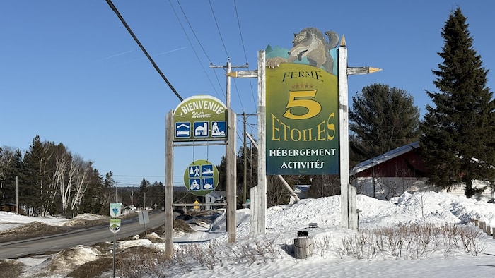 Une pancarte de la Ferme 5 étoiles.