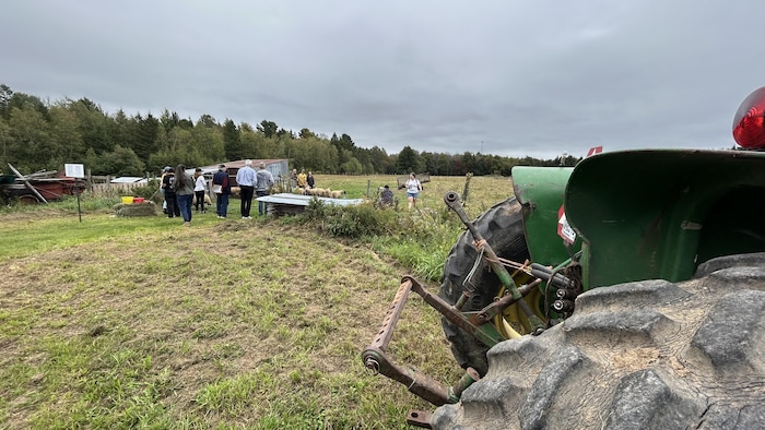 Un tracteur dans une ferme. 