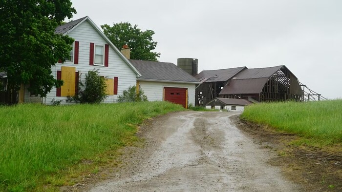 Une ferme et une maison abandonnée. 