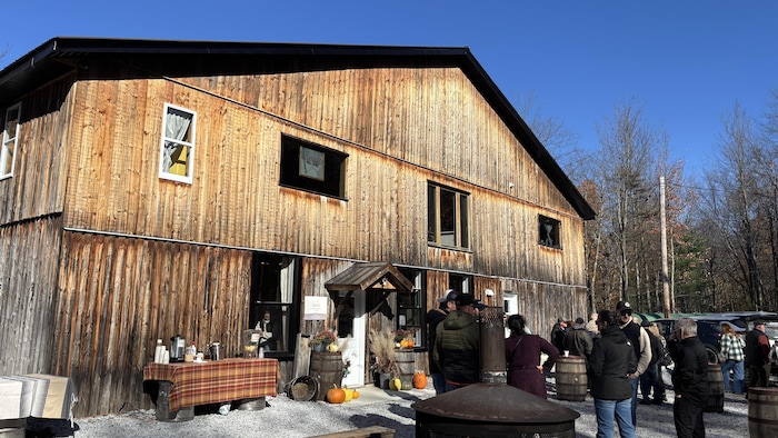 Des visiteurs à la Ferme Deux vingt-deux.