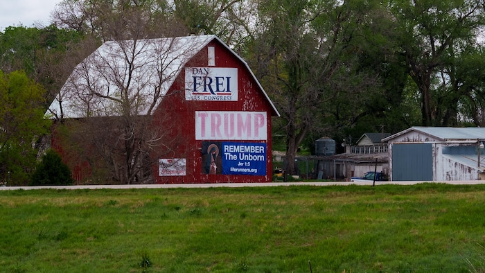 Des affiches républicaines et anti-avortement sur une grange.