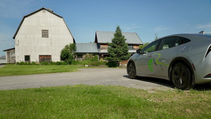 Une voiture en autopartage est stationnée près d'une ferme à Chelsea.