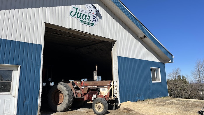 Une grange portant le logo de la ferme Juar.