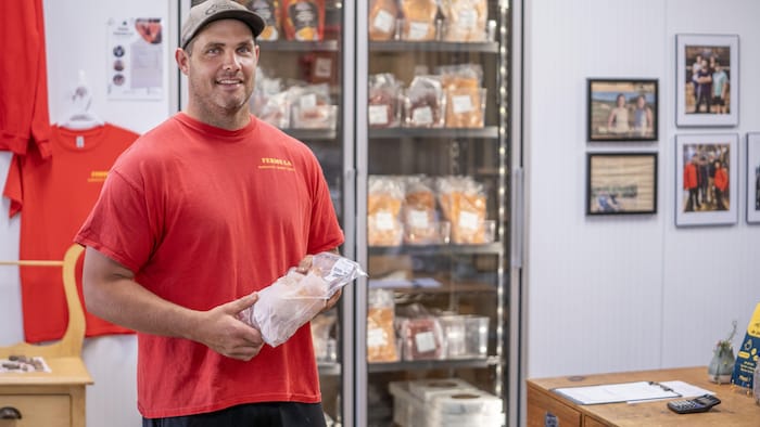 Jean-Philippe Cormier dans le kiosque de la ferme