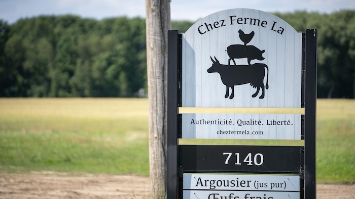 L'affiche devant la ferme 