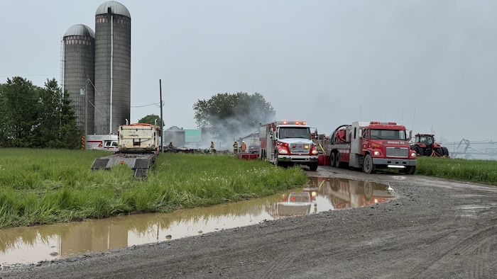 Un incendie consume un bâtiment.