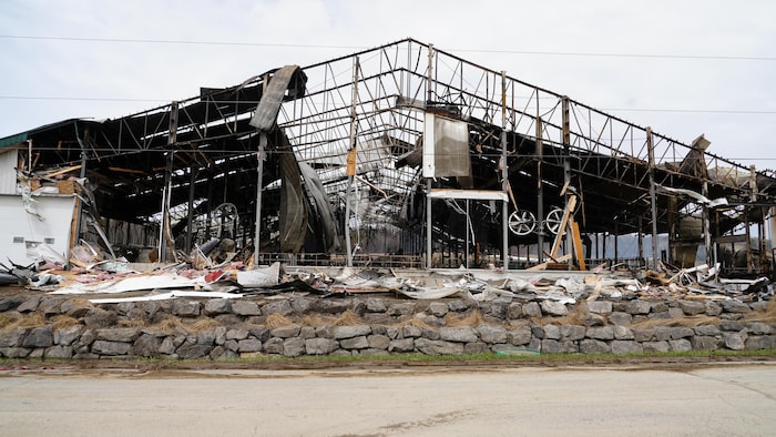 Une ferme détruite par le feu.