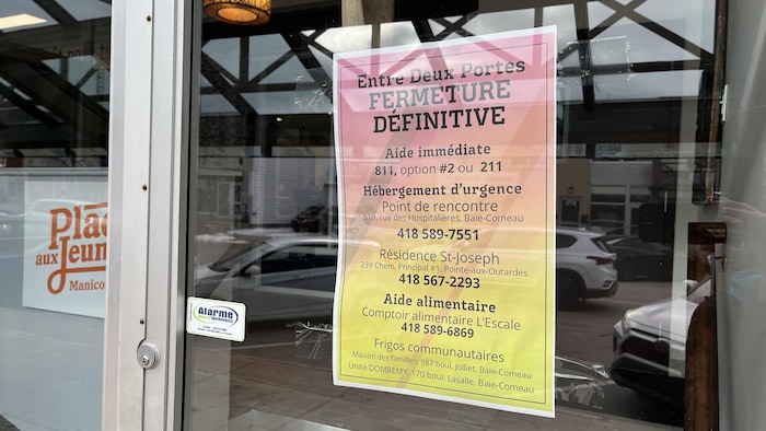 Une affiche devant Entre deux portes qui indique sa fermeture.