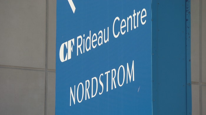 L'enseigne du magasin Nordstrom du Centre Rideau. 
