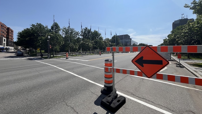Une zone de travaux sur le boulevard René-Lévesque, en été, avec, à l’arrière-plan, le parc de l’Amérique-Française.