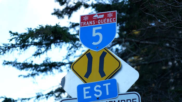 L'affiche qui indique la trans-Québec 5.