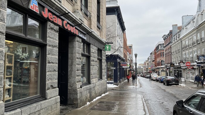 La pharmacie Jean-Coutu sur la rue Saint-Jean.