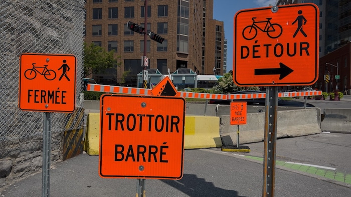Des panneaux indiquant un trottoir et une voie cyclable barrés.