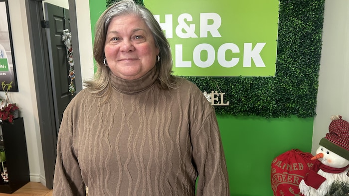 Brigitte Mazerolle Arseneau sourit pour la photo. 