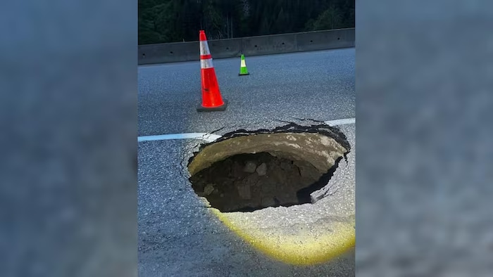Un trou dans une chaussée.