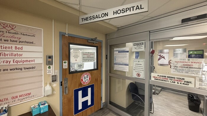 Une porte qui mène à un service d’urgence fermée.