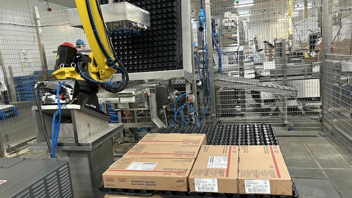 Une usine avec des machines et des produits.