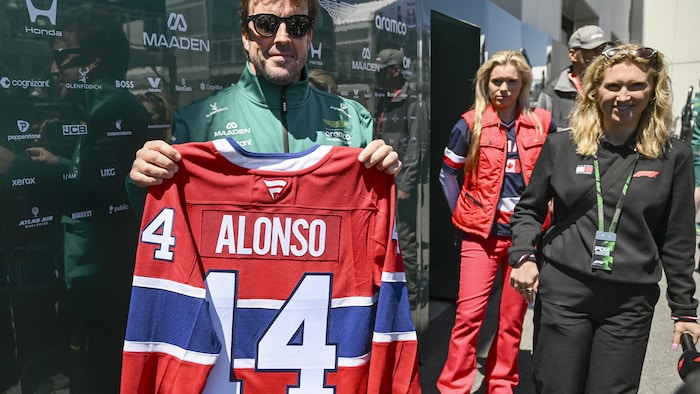 Fernando Alonso, montre un chandail du Canadien de Montréal avec son nom et le numéro 14.