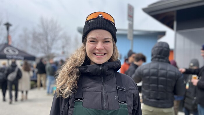 Sara Lapointe-Gagné sourit à la caméra, au milieu du marché de la gare.