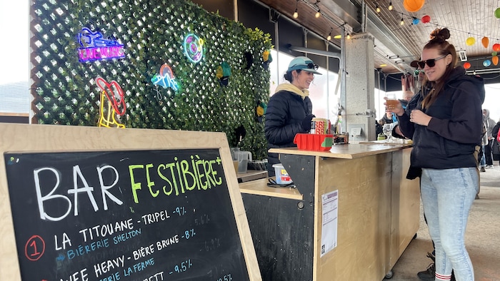 Un comptoir de bière dans le hangar du marché de la gare.