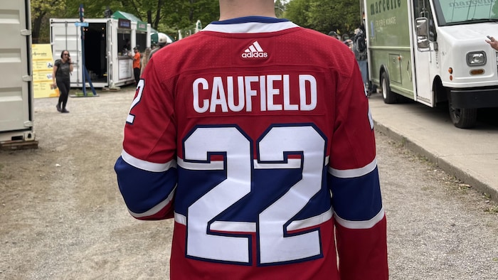 Un visiteur du Festibière de Sherbrooke vêtu d'un chandail de Cole Caufield.
