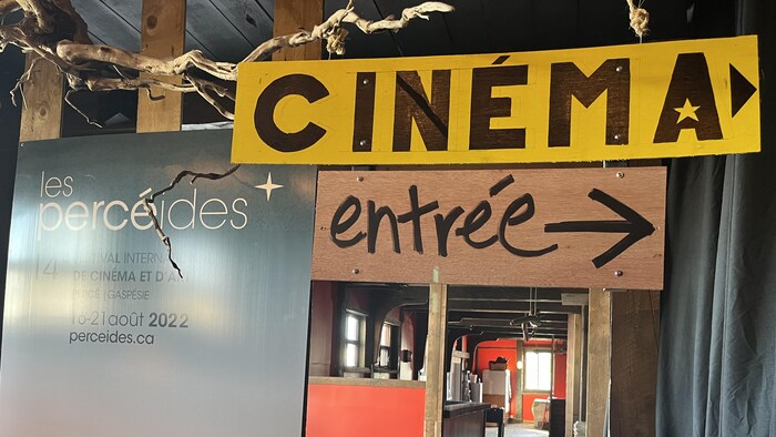 L'entrée du cinéma, avec des affiches du festival.