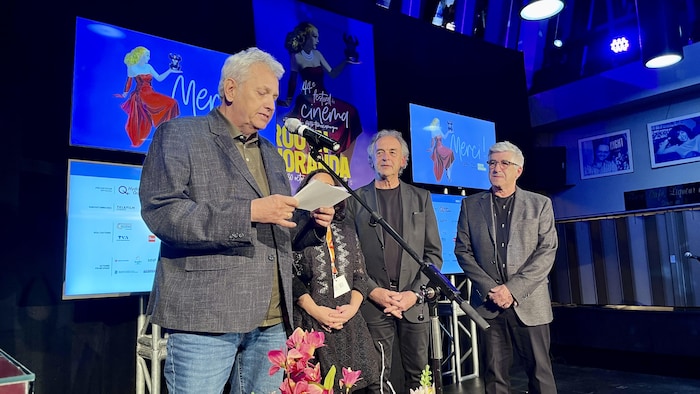 Jacques Matte, Josée Lapolice, Guy Parent et Louis Dallaire sur la scène lors de la remise des prix du Festival du cinéma international.
