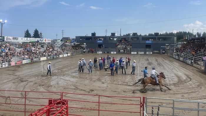 Des spectateurs assistent à une épreuve équestre au Festival du cowboy de Chambord