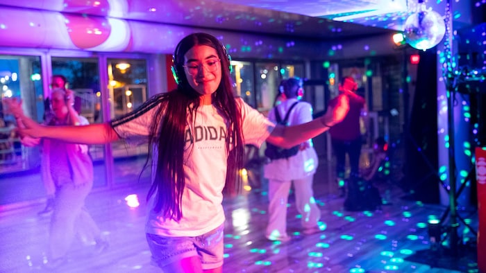Une jeune fille danse sur une piste de danse.