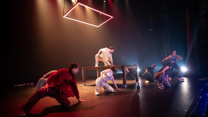 Des jeunes danseurs sont sur une scène.