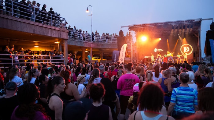 Des amateurs de Zumba participent à un atelier.