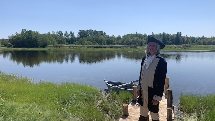 Un capitaine sur un quai.