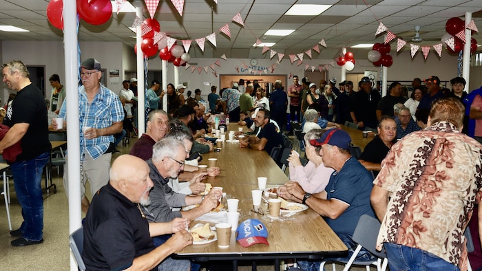 Des personnes à table.