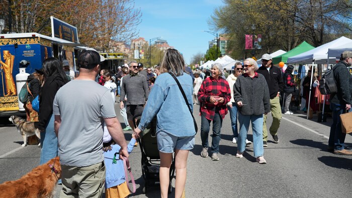 Des passants sur la rue Water à Kelowna, le 25 avril 2026.