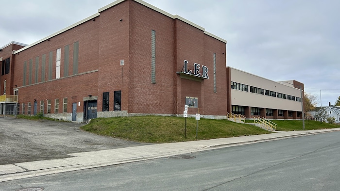 Un bâtiment extérieur avec les lettres LER sur la devanture. 