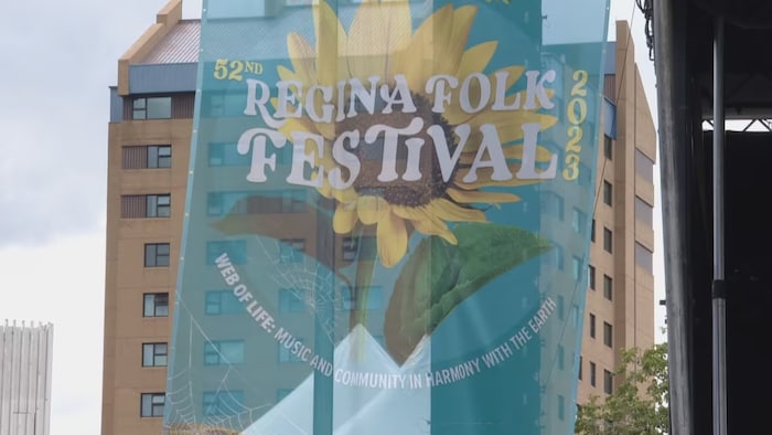 Une banderole du Festival folk de Regina.