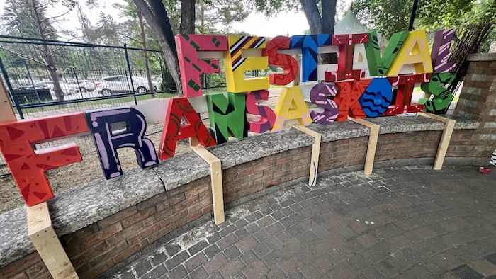 Des lettres de différentes couleurs qui épellent : Festival fransaskois  