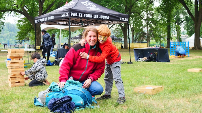 Une mère et son fils au Festival fransaskois à Saskatoon le 7 juin 2025
