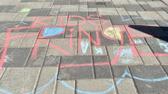 Des dessins sur l'asphalte au Kids Fringe d'Edmonton.