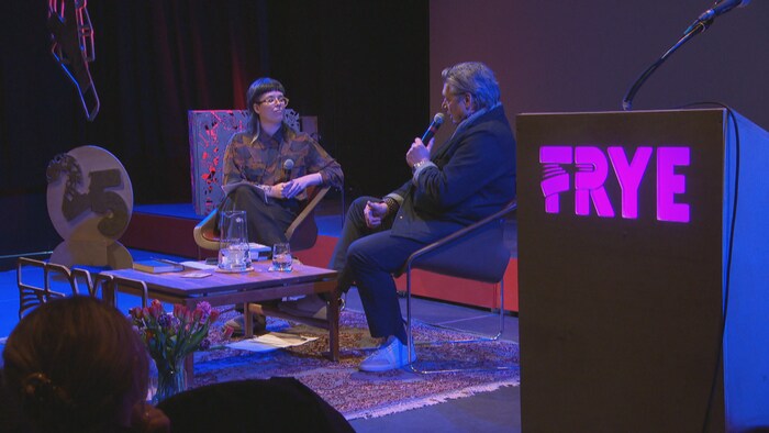 Deux personnes discutent lors d'une conférence organisée dans le cadre du Festival Frye.